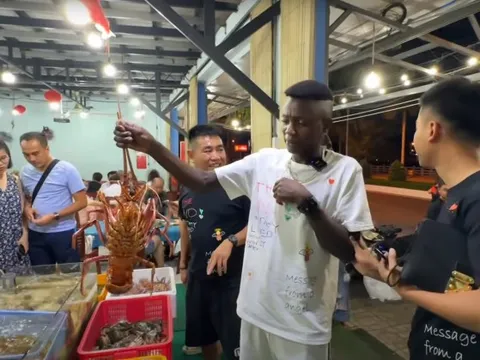Thanh niên Angola ngỡ ngàng khi biết giá tôm hùm ở Việt Nam
