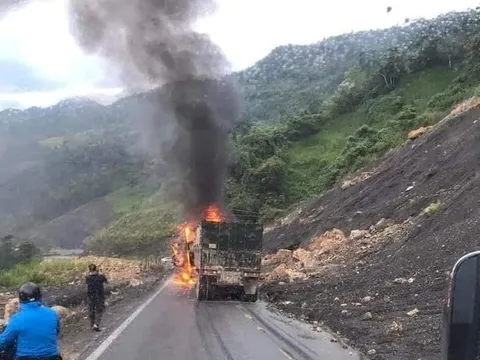 CLIP: Tông vào tảng đá bên đường, xe đầu kéo bốc cháy ngùn ngụt