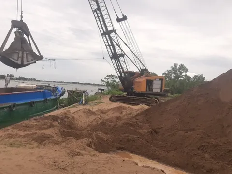 Cát khan hiếm, giá cao các nhà thầu “ngồi trên đống lửa”