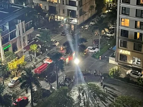 Căn hộ chung cư bất ngờ bốc cháy trong đêm, cư dân hoảng hốt chạy xuống
