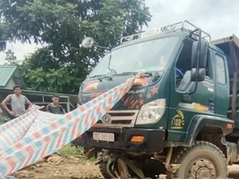 Xe máy chở 4 va chạm xe tải, 2 người chết, 2 trọng thương