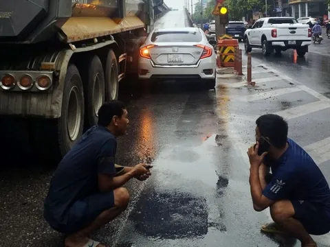 Ảnh TNGT: Honda Civic bị "Hổ vồ" kẹp cứng vì loi choi vượt phải vào đường cao tốc