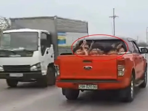 Xe bán tải có được phép chở người ở thùng xe?