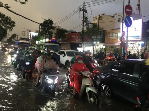 Mưa ngập nhiều tuyến đường ở TP HCM giờ tan tầm, người dân vất vả lưu thông