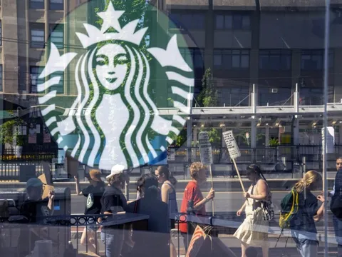 Starbucks bị kiện vì bán nước trái cây nhưng không có... trái cây