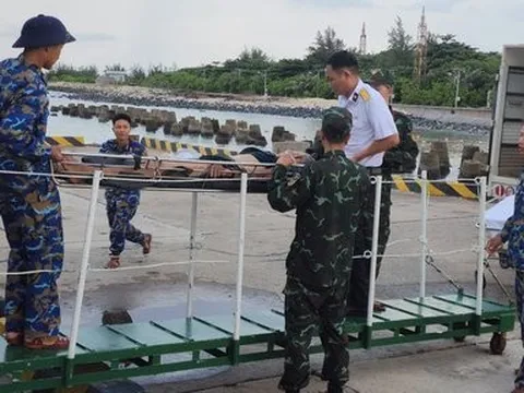 Đưa ngư dân bị bệnh từ đảo Phan Vinh về đảo Trường Sa điều trị
