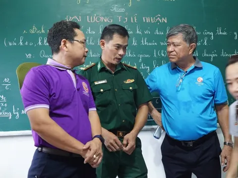 Giám đốc Sở GD-ĐT TP HCM "trao đổi nghiệp vụ" với thầy giáo quân hàm xanh