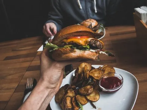 [Infographics] - 8 bộ phận cơ thể bị 'bào mòn' như thế nào bởi thức ăn nhanh?