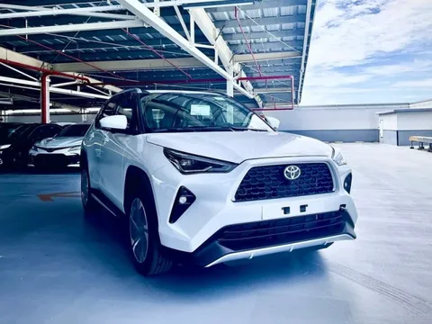 Ảnh thực tế 2 bản Yaris Cross tại đại lý: Chênh gần 100 triệu nhưng ngoại hình y hệt, bản HEV ăn xăng như 'ngửi'