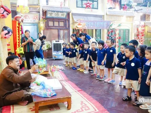 Trẻ em thích thú cùng nghệ nhân làm đồ chơi Trung thu