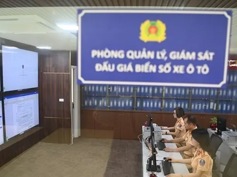 Biển số đầu tiên trong phiên đấu giá sáng 21/9 được trả giá 2,55 tỷ đồng