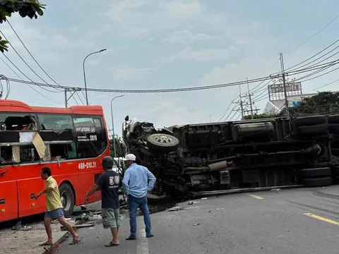 CLIP: Tai nạn kinh hoàng, xe khách nát đầu, xe tải lật ngang trên Quốc lộ 20