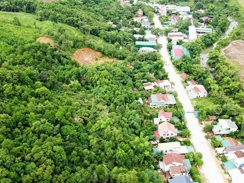 Cận cảnh vết sụt lún khiến 40 hộ dân lo lắng núi lở đè nhà