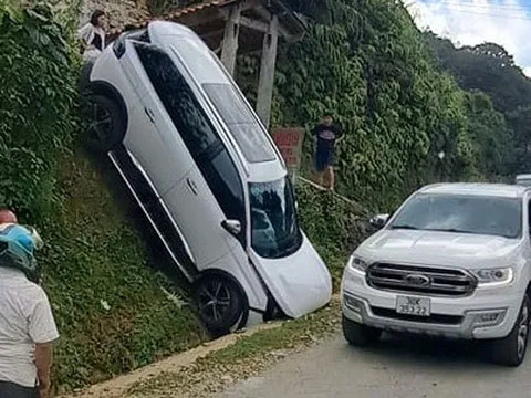 Đằng sau những bức Ảnh TNGT: Không quen đường núi, Peugeot 5008 "ngã vỡ đầu" khi đổ dốc