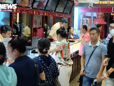 Giá vàng lập đỉnh, nhiều người tranh thủ đi bán chốt lời