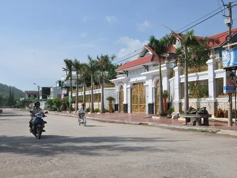 Đang chạy xe trên đường, người phụ nữ bất ngờ bị tạt a xít