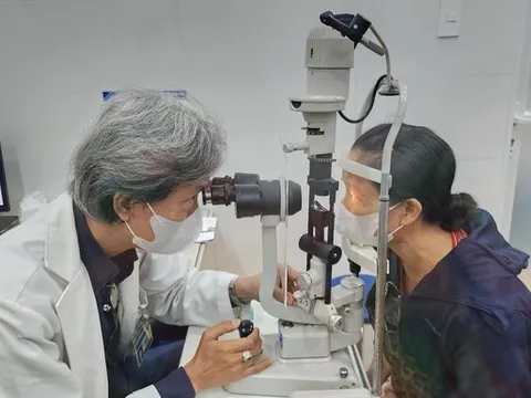 Báo Người Lao Động tư vấn trực tuyến phòng và trị đau mắt đỏ, sốt xuất huyết