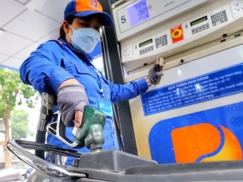 Giá xăng tăng mạnh, RON 95 lên gần 26.000 đồng/lít