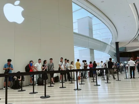 iPhone 15 mở bán trên toàn cầu: Người Việt tiếp tục xếp hàng chờ mua sớm tại Apple Store Singapore và Thái Lan