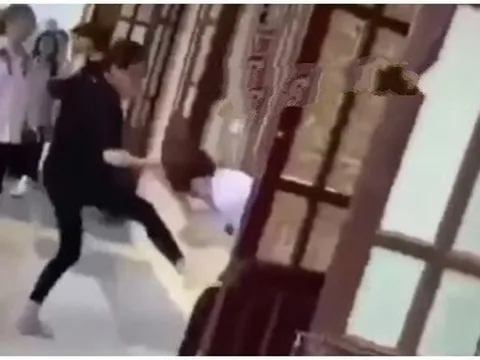 Nữ sinh bị hành hung tại hành lang trường học