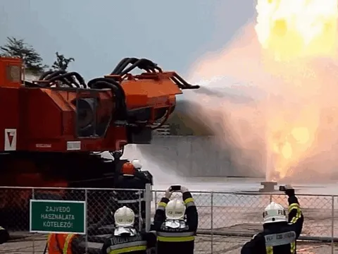 ‘Chiến thần’ xe cứu hỏa mạnh nhất thế giới: 'Con lai' của xe tăng và máy bay phản lực, nước phun khỏi vòi nhanh hơn tốc độ âm thanh, ngọn lửa cao hơn 91 mét vẫn dập tắt dễ dàng