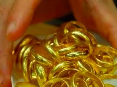 Người giữ vàng nhẫn tròn trơn lãi đậm