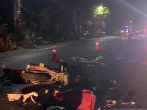 Hai xe máy đấu đầu trên quốc lộ, 4 người thương vong