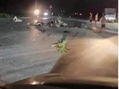 2 xe máy va chạm kinh hoàng, 5 người thương vong