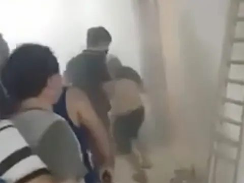 CLIP: Cháy căn hộ chung cư, nhiều người lao vào phá cửa dập lửa