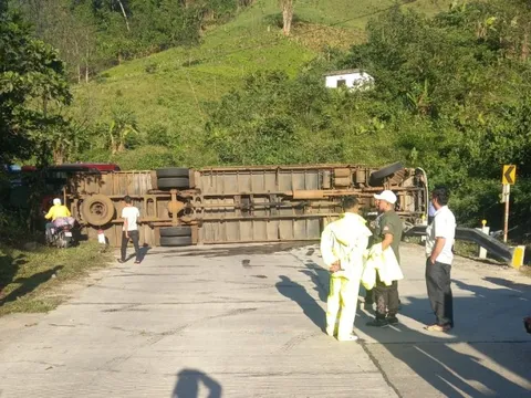 Xe tải lật trên đường Hồ Chí Minh, 1 người chết, 2 bị thương