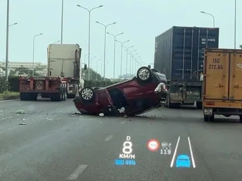 Đằng sau những bức Ảnh TNGT: Va chạm với công-ten-nơ, VinFast Fadil bị vật ngửa giữa đường