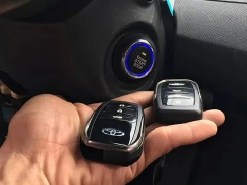 Vì sao chìa khóa thông minh để trong ô tô vẫn bị chốt cửa?