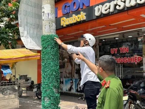 Dán quảng cáo rao vặt, chủ nhà trọ bị công an đưa đi bóc xóa