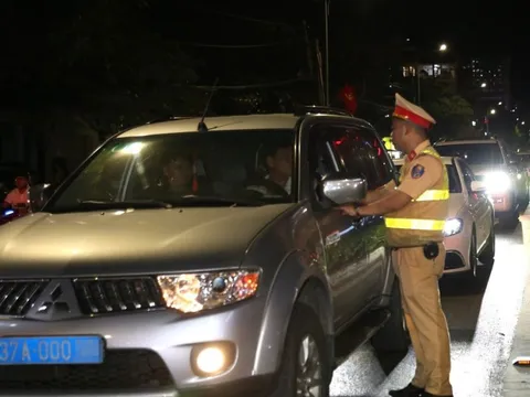Phát hiện tài xế ôtô biển xanh vi phạm nồng độ cồn