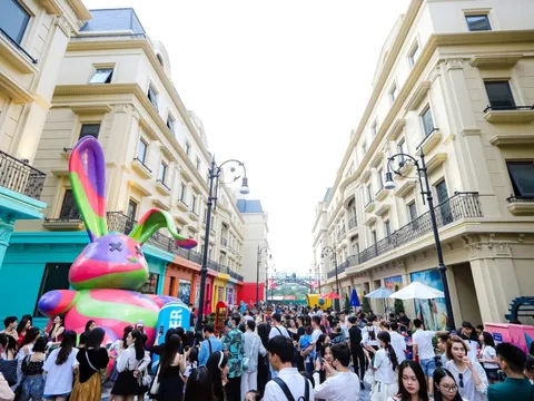 Giới trẻ đổ bộ check-in "phố tây" giữa lòng Thủ đô