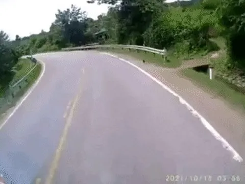 Những lý do khiến ô tô dễ bị lật