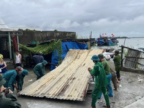 Huế: Hàng chục ngôi nhà tốc mái, nhiều người bị thương do lốc xoáy