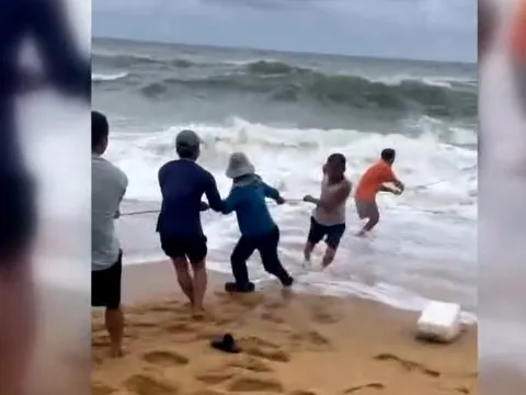 Sóng đánh chìm thuyền, 3 ngư dân ôm can nhựa chới với trên biển