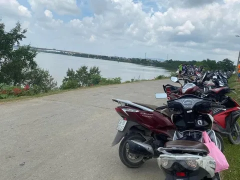 Người đàn ông mặc áo bảo hộ lao động chết trôi trên sông