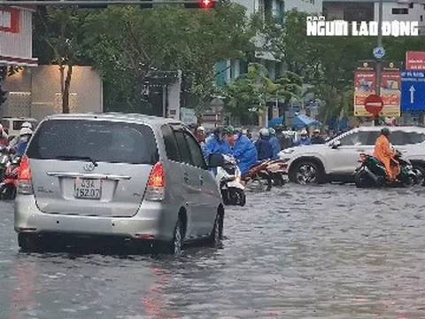 Nhiều nơi ở miền Trung ngập sâu, cảnh báo nguy cơ sạt lở