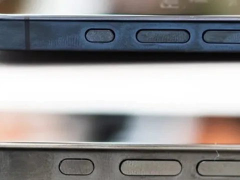 iPhone 15 Pro gặp hiện tượng kỳ lạ: Cứ chạm tay vào là đổi màu sắc - Đang trắng bạc biến thành xanh dương!