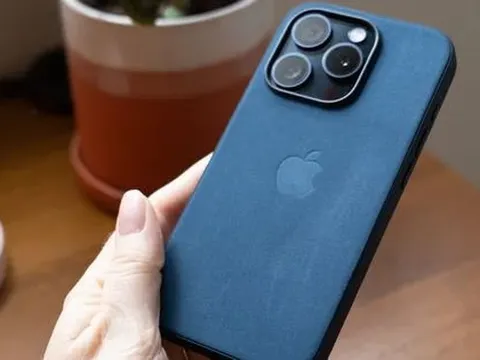 Không phải iPhone 15, cả thế giới đang nói về chiếc ốp lưng giá 1,5 triệu này từ Apple: Quảng cáo 'mềm như da lộn' nhưng khi mua về 'chỉ muốn vứt đi ngay'