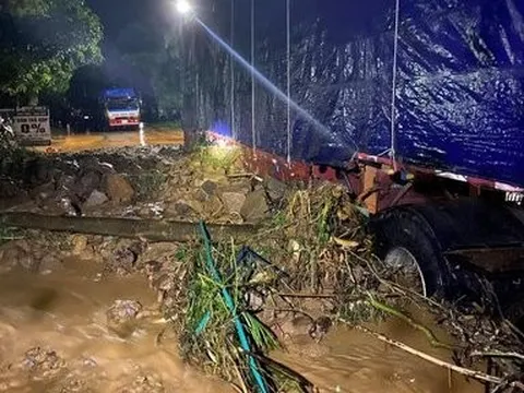 Mưa lớn gây ngập lụt, chia cắt một số tuyến đường biên giới Quảng Bình