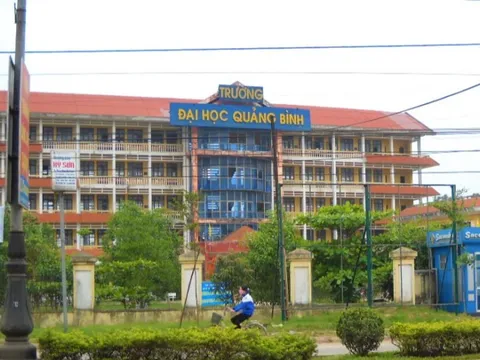 Thi hành kỷ luật hiệu trưởng, kế toán trưởng Trường Đại học Quảng Bình