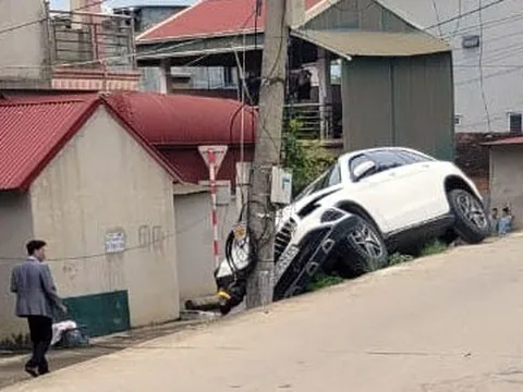 Đằng sau những bức ảnh TNGT: Đổ dốc ôm của, tài xế Mercedes-Benz GLC lóng ngóng cho xe ôm cứng cột điện