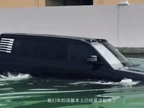 Ông trùm xe điện Trung Quốc trình diễn mẫu xe ‘bơi như thuyền’ trên mặt nước, quay 360 độ như xe tăng