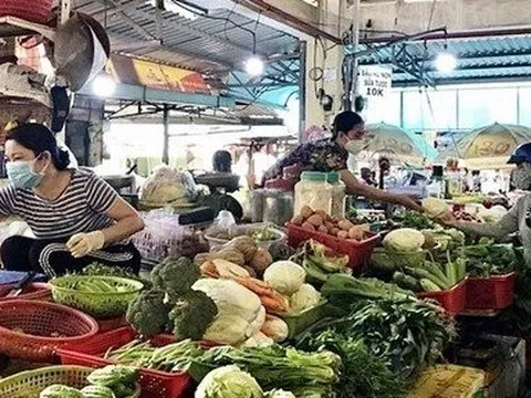 Giá thực phẩm rục rịch tăng theo giá xăng dầu