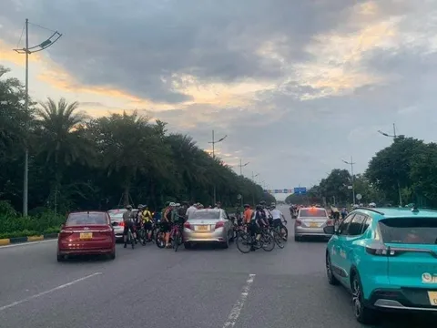 Xác minh nhóm người đi xe đạp vào làn ôtô, đe doạ, xúc phạm tài xế