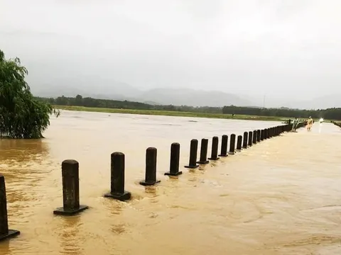 Mưa lũ gây nhiều thiệt hại ở Trung Bộ, nhiều nơi bị chia cắt