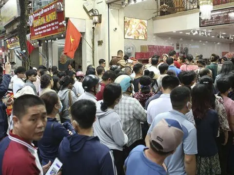 Hà Nội: Đi hơn 10km, xếp hàng chờ cả tiếng đồng hồ để mua bánh Trung thu